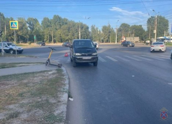 В Волгограде двое детей на электросамокате выехали под колеса минивэна