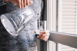 Жителям Волгограда объяснили, сколько воды нужно выпивать за один день