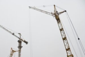 На стройке в Волгограде упала стрела подъемного крана