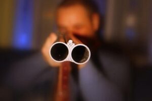 44-летний волгоградец открыл стрельбу по шумным парням из окна квартиры