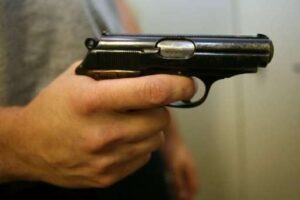 Покупатель помог задержать вооружённого грабителя магазина в Волгограде