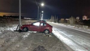 В Волгограде молодой водитель разбил себе лицо, въехав в столб