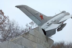 В Волгограде обновили боевую окраску памятника «Самолет МиГ-21»
