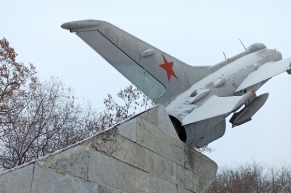 В Волгограде обновили боевую окраску памятника «Самолет МиГ-21»