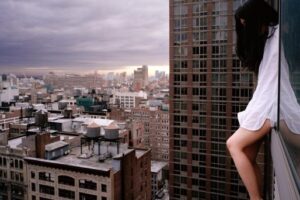 В Волжском 17-летняя школьница упала с 8 этажа и погибла