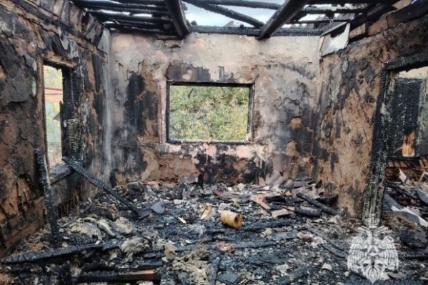 В Волгоградской области огонь уничтожил жилой дом