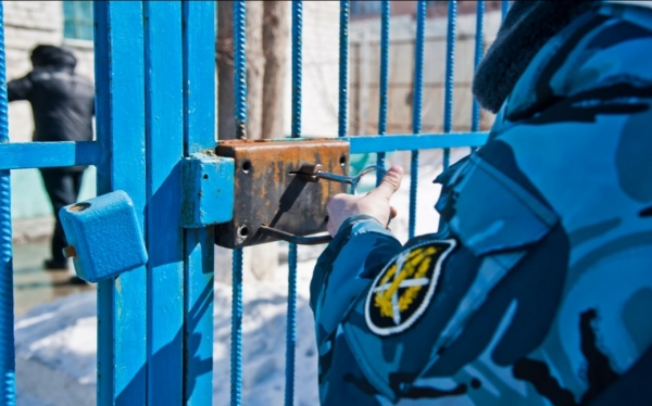 За насилие над родной дочерью родители из Волгограда проведут в колонии 32 года