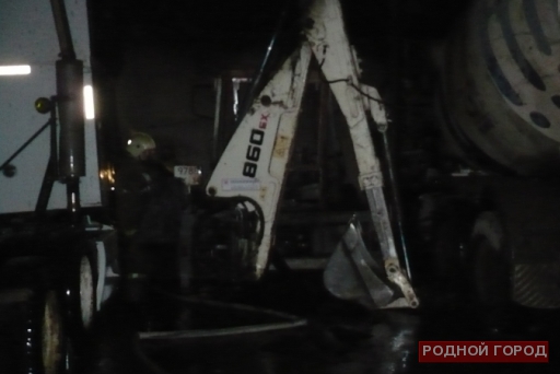В Кировском районе Волгограда сожгли три грузовика: фото