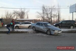 В ДТП Nissan и Renault в Волгограде пострадала 53-летняя женщина