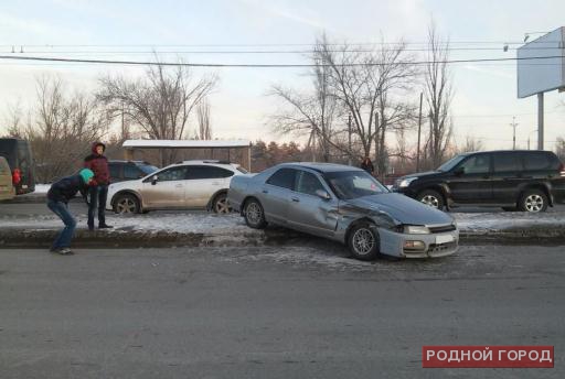 В ДТП Nissan и Renault в Волгограде пострадала 53-летняя женщина