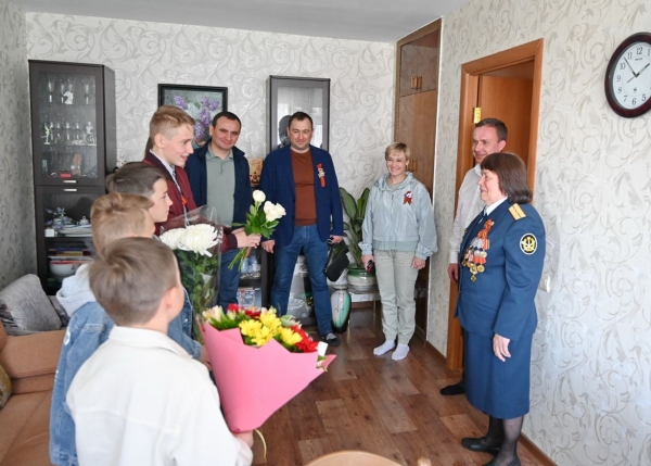 Руководство силовых ведомств поздравило ветерана УИС с 9 Мая