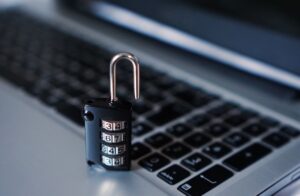 Мутные схемы: житель Литвы обворовал Google и Facebook на 122 миллиона долларов
