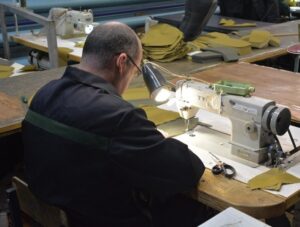 Волгоградские осужденные шьют солдатские пилотки к Дню Победы