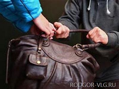 В Волжском двух женщин ограбили в течение 20 минут