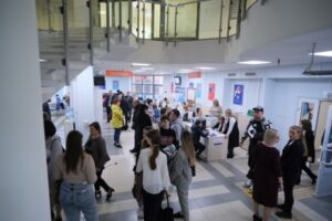 Почти 1000 вакансий предложат волгоградским подросткам во время каникул