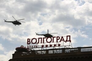 Жители Волгограда получают подарки в честь парада Победы
