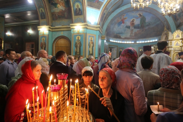 Православные волгоградцы прибывают на вечерние пасхальные службы