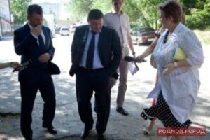 Андрей Бочаров проверил ремонт дороги возле волгоградской облбольницы №1