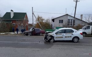 В столкновении «Рено» и ВАЗа на юге Волгограда пострадали 3 человека