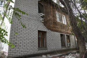 В Красноармейском районе Волгограда осыпалась облицовка аварийного дома
