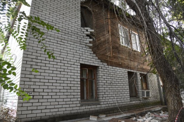 В Красноармейском районе Волгограда осыпалась облицовка аварийного дома