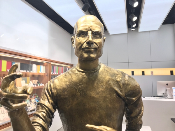 В Волгограде любители Apple поклоняются статуе Стива Джобса