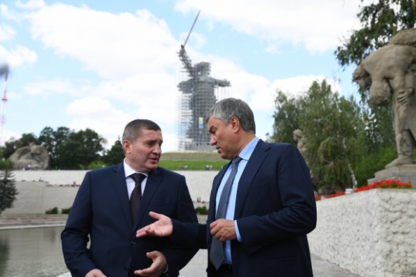 Володин и Бочаров проинспектировали ход работ на Мамаевом кургане