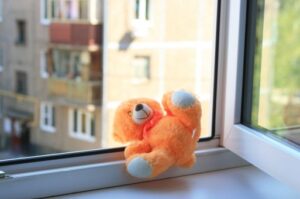 3-летний мальчик выпал из окна 1-го этажа в частном доме в Волгограде