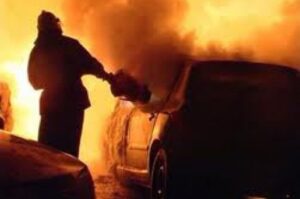 На юге Волгограда ночью пироманы подожгли два автомобиля