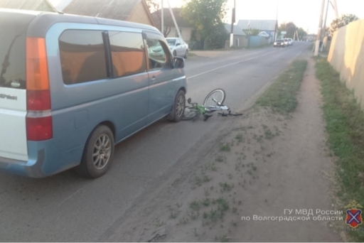 Под Волгоградом автоледи на иномарке сбила сына-подростка