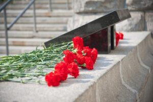 Элла Памфилова почтила память погибших на железнодорожном вокзале Волгограда