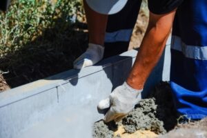 На улице Рокоссовского в Волгограде начали менять бордюры