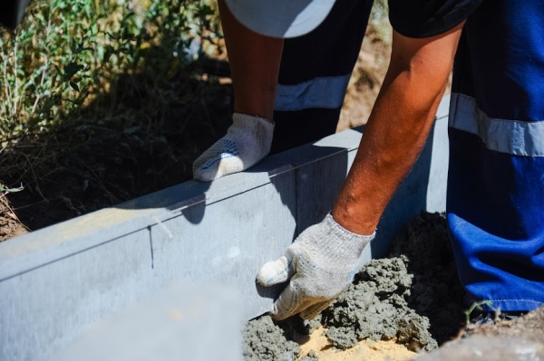 На улице Рокоссовского в Волгограде начали менять бордюры