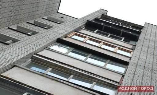 75-летняя волгоградка спрыгнула с 8-го этажа