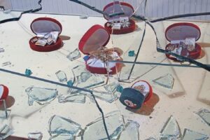 Двое неизвестных в масках ограбили ювелирный салон в Волгограде