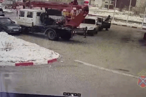 Грузовик без участия водителя протаранил легковой автомобиль в Волгоградской области