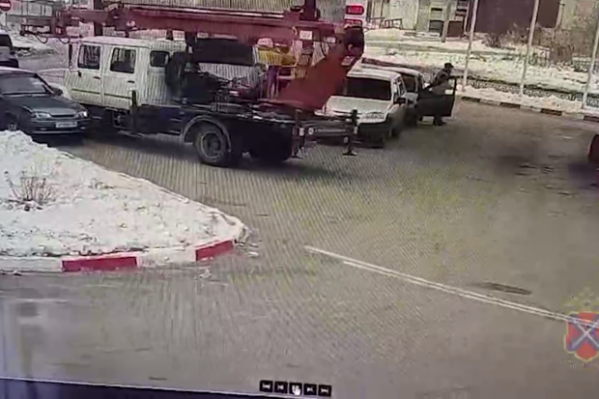 Грузовик без участия водителя протаранил легковой автомобиль в Волгоградской области