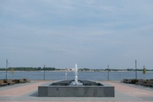 Прогулочную зону благоустроили на нижней террасе набережной Волгограда