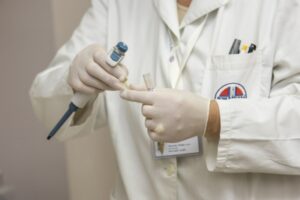 «Он бил меня табуреткой»: врач городской больницы напал на пациента