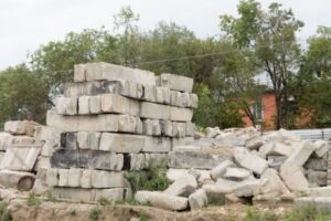 Бетонная плита придавила маленького ребенка в Волгограде