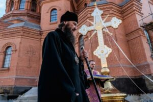 На купол главного Волгоградского храма установили крест