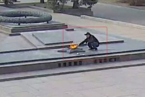 Награду получили задержавшие волгоградца, прикурившего от Вечного огня