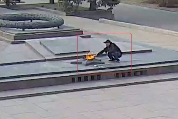 Награду получили задержавшие волгоградца, прикурившего от Вечного огня