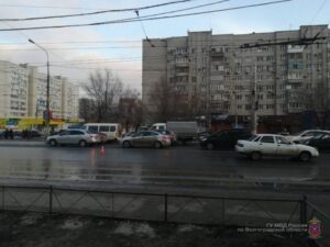 В Тракторозаводском районе водитель ВАЗа сбил 17-летнего пешехода