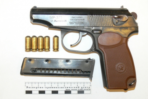 В Волжском водитель BMW хранил оружие в бардачке