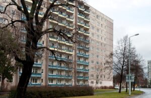 В Волгограде мужчина чудом выжил после падения с пятого этажа