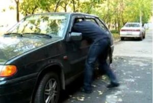 В Волгограде безработный обокрал салон незапертого автомобиля