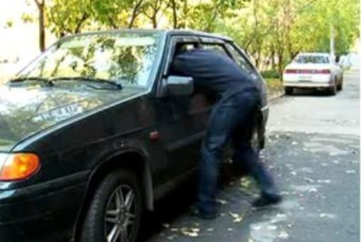 В Волгограде безработный обокрал салон незапертого автомобиля