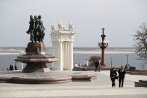 В амфитеатре на Центральной набережной Волгограда устанавливают сидения