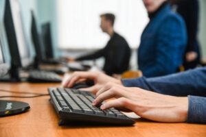Полиция задержала мошенника, который обманул волгоградца в интернете